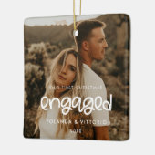 かわいいスクリプト私たちの初めてのクリスマス婚約した写真 セラミックオーナメント (左)