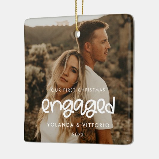 かわいいスクリプト私たちの初めてのクリスマス婚約した写真 セラミックオーナメント (左)