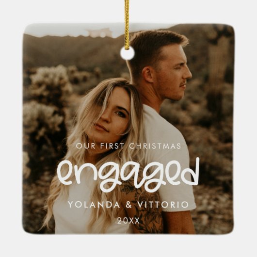 かわいいスクリプト私たちの初めてのクリスマス婚約した写真 セラミックオーナメント (裏面)