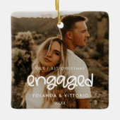 かわいいスクリプト私たちの初めてのクリスマス婚約した写真 セラミックオーナメント (正面)