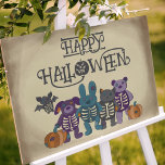 かわいいスケルトン動物とカボチャのハロウィーン ポスター<br><div class="desc">このハロウィーンのポスターは可愛らしさが溢れている。可愛いぬいぐるみのイラストを紹介し、そのスケルトンの一部を少し不気味な外観に加えて、パッチを当てたプラッシュなカボチャを展示。こうもり、クマ、猫、犬、ウサギがいる。動物やカボチャは炭の灰色、紫、ティール（緑がかった色）、オレンジの色合いで、アンティーククリームの色の背景にセット。自分のカスタマイズ文字でハッピーハローウィンメッセージを表示できる。</div>