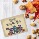かわいいスケルトン動物とカボチャのハロウィーン ポストカード<br><div class="desc">このハロウィーンの葉書で可愛くて少し不気味な挨拶を送る。可愛いぬいぐるみのイラストを使い、骨格の一部を少し不気味な表情で見せたり、パッチを当てたプラッシュなカボチャを使った作品も登場。こうもり、クマ、猫、犬、ウサギがいる。動物やカボチャは炭の灰色、紫、ティール（緑がかった色）、オレンジの色合いで、アンティーククリームの色の背景にセット。ハッピーハローウィンのメッセージは自分の挨拶に変更することができ、自分のメッセージの中には背中に書十分なスペースがある。</div>