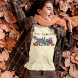 かわいいスケルトン動物とカボチャのハロウィーン Tシャツ<br><div class="desc">このハロウィーングラフィックティーは可愛らしさが溢れている。可愛いぬいぐるみのイラストを使い、骨格の一部を少し不気味な表情で見せたり、パッチを当てたプラッシュなカボチャを使った作品も登場。こうもり、クマ、猫、犬、ウサギがいる。動物やカボチャは木炭の灰色、紫、ティール（緑がかった色）、オレンジの色合いだ。ハッピーハローウィンメッセージはカスタマイズ自分の文字で行うことができる。</div>