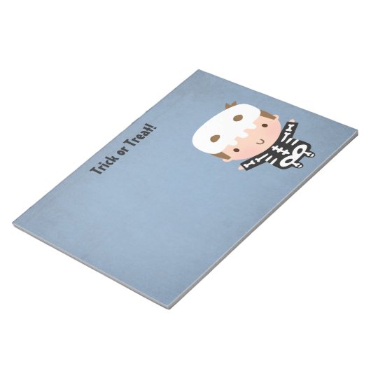 かわいいスケルトン男の子が子どもをハロウィーンで楽しむ ノートパッド (アングル)