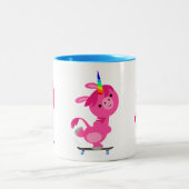 かわいいスケートボード漫画ユニコーン ツートーンマグカップ (中央)