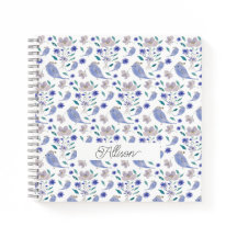 かわいいスズメと青い花の帽子