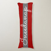 かわいいストライプのグレーと赤とことわざ私は昼寝が必要 ボディピロー (正面縦)