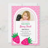 かわいいストロベリーガール写真1st誕生日 招待状 (正面)