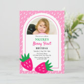 かわいいストロベリーガール写真1st誕生日 招待状 (スタンド正面)