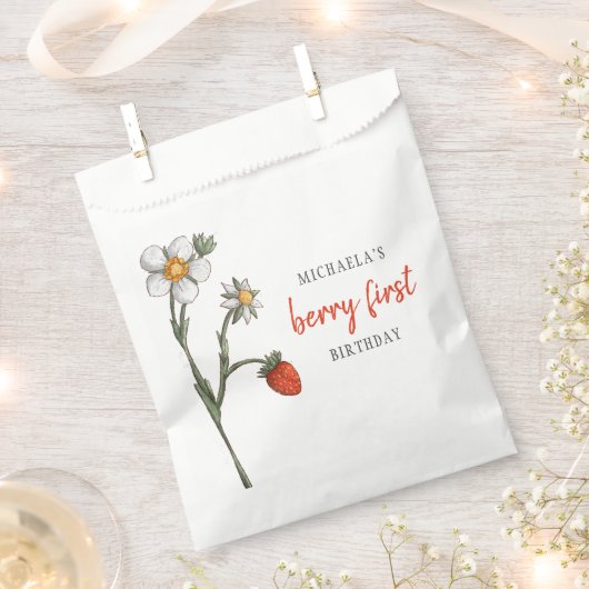 かわいいストロベリーファースト誕生日パーティー フェイバーバッグ (クリップ留めされた状態)