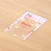 かわいいストロベリーフルーツデイジーベリーファースト誕生日 アクリル招待状 (レイダウン)