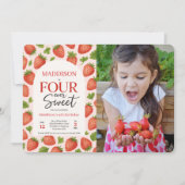かわいいストロベリー フォーエバースイート 4歳の誕生日写真 招待状 (正面)