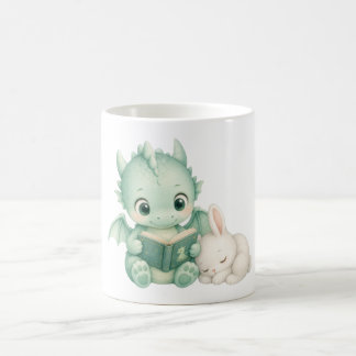 かわいいストーリーブックの赤ちゃんドラゴンとウサギが本を読むデザイン コーヒーマグカップ