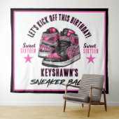 かわいいスニーカー ボール ピンク & ブラック バースデー バックドロップ タペストリー (インサイチュ(横))