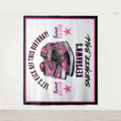 かわいいスニーカー ボール ピンク & ブラック バースデー バックドロップ タペストリー (正面)