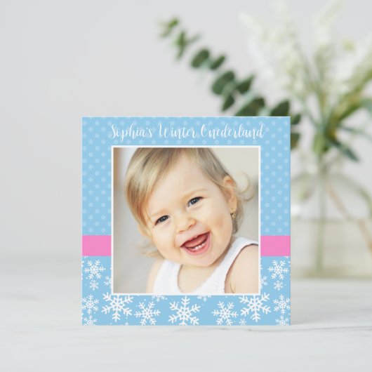かわいいスノーフレークスウィンターオンダーランドフォト誕生日 招待状 (スタンド正面)