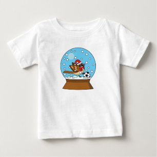 かわいいスパロウのサッカー遊姿のスノーグローブ ベビーTシャツ