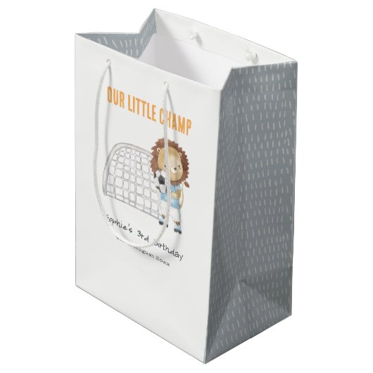 かわいいスポーティサッカープレーヤーライオン子供の誕生日 ミディアムペーパーバッグ (裏面アングル)