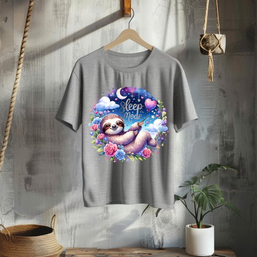 かわいいスリープモードのナマケモノの夜空Tシャツ Tシャツ