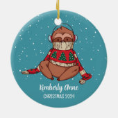 かわいいスロスクリスマスアニマル雪の冬の休日 セラミックオーナメント (裏面)