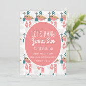 かわいいスロリラックススの誕生日パーティーピンク 招待状 (スタンド正面)