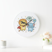 かわいいスーパーヒーローライオンとゾウの友達の漫画 ラージ壁時計 (ホーム)