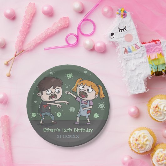 かわいいゾンビはハロウィンの誕生会のプレートをからかいます ペーパープレート