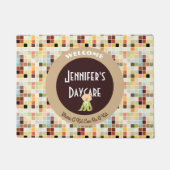 かわいいタイパーソナライズされたルのデイケアへようこそ ドアマット (正面)