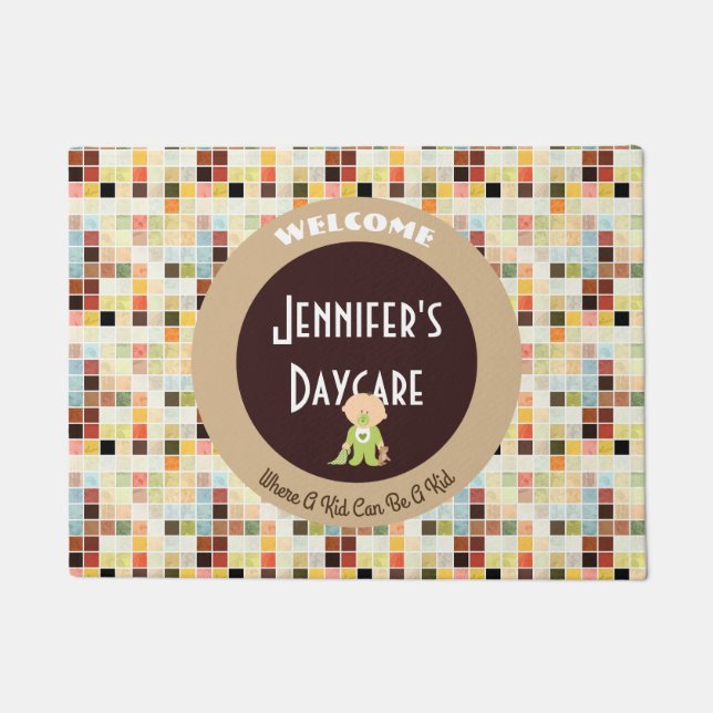 かわいいタイパーソナライズされたルのデイケアへようこそ ドアマット (正面)