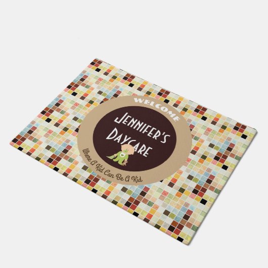 かわいいタイパーソナライズされたルのデイケアへようこそ ドアマット (アングル)