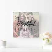 かわいいタイポグラフィ家族は家族写真で美しい スクエア壁時計 (ホーム)