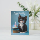 かわいいタキシード子猫に誕生日のカップケーキ ポストカード (スタンド正面)