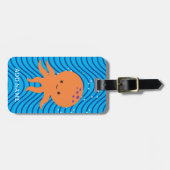 かわいいタコまんが青い波のパターン ラゲッジタグ (正面横)