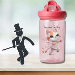 かわいいタップ踊りタビーキャットカスタムモノグラム ウォーターボトル<br><div class="desc">華やかなステージの背景に描かれた愛らしい「タッピン虎猫」を持つペットボトルにモノグラムを添えて感謝するかもしれない若い女性の人生にとって特別なカスタムこと。彼女のダンスをし救済て一日を作る準備ができて素晴らし – この水瓶は仕事のために準備されている。お手伝いもしが必要か、デザインに関する質問があれば、charmdesignstudio@rcn.comにチャットやメールを送信するだけで、喜んで救済す。</div>