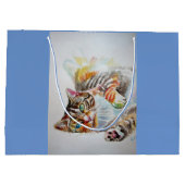 かわいいタビーキャットウォーターカラーの青い猫抱き枕 ラージペーパーバッグ (裏面)