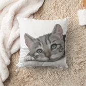 かわいいタビー子猫が休んでいるアニメーション クッション (ブランケット)