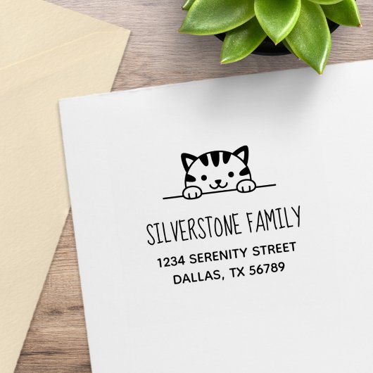 かわいいタビー猫が家族の住所2の上から覗いている ラバースタンプ