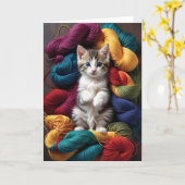 かわいいタビー猫が糸の玉の中で遊ぶブランク カード (黄色い花)