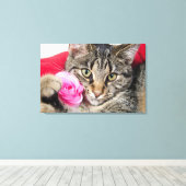 かわいいタビー猫とバラ キャンバスプリント (インサイチュ (ウッドフロア))
