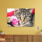 かわいいタビー猫とバラ キャンバスプリント (インサイチュ (リビング))
