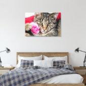 かわいいタビー猫とバラ キャンバスプリント (インサイチュ (寝室))
