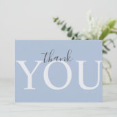かわいいダスティブルーモダンタイポグラフィ男の子ベイビーシャワー サンキューカード (スタンド正面)
