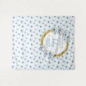 かわいいダスティーブルーの花のゴールドの男の子のベビーシャワー タペストリー (正面(横))