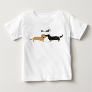 かわいいダックスフントのキス のウインナー犬愛 ベビーTシャツ