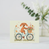 かわいいダックスフンドの犬が自転車で春の花を運ぶ ポストカード (スタンド正面)