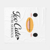 かわいいダック舌「深刻になるにはかわいい」。 フリースブランケット (正面(横))