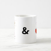 かわいいチビ（小さくかわいく書いた感じ）カップルと編集可能な名前 コーヒーマグカップ (中央)