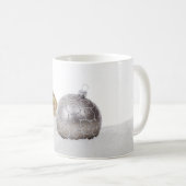 かわいいチムンクシルバーと雪のクリスマスホリデー コーヒーマグカップ (正面右)