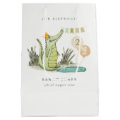 かわいいチョムアリゲーターインスワンプエイジ誕生日 ミディアムペーパーバッグ (裏面)