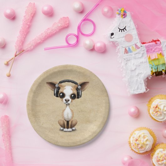 かわいいチワワの子犬Djの身に着けているヘッドホーン ペーパープレート (パーティー)